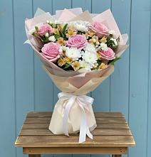 Букет цветов из:  Гвоздики, Орхидеи и Розы в Марусино