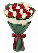 Букет Микс из красных и белых роз в Марусино