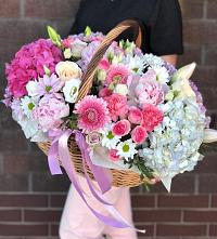 Цветочная композиция из Розы, Хризантемы, Пионы и Лизиантусы в корзине в Марусино