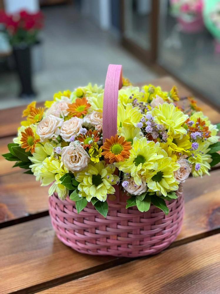 Цветочная композиция из Хризантемы и Розы в корзине в Марусино