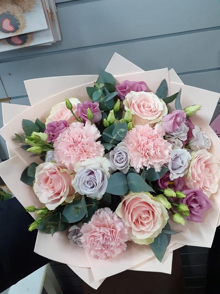 Букет цветов из: Розы, Гвоздики и Лизиантусы в Марусино